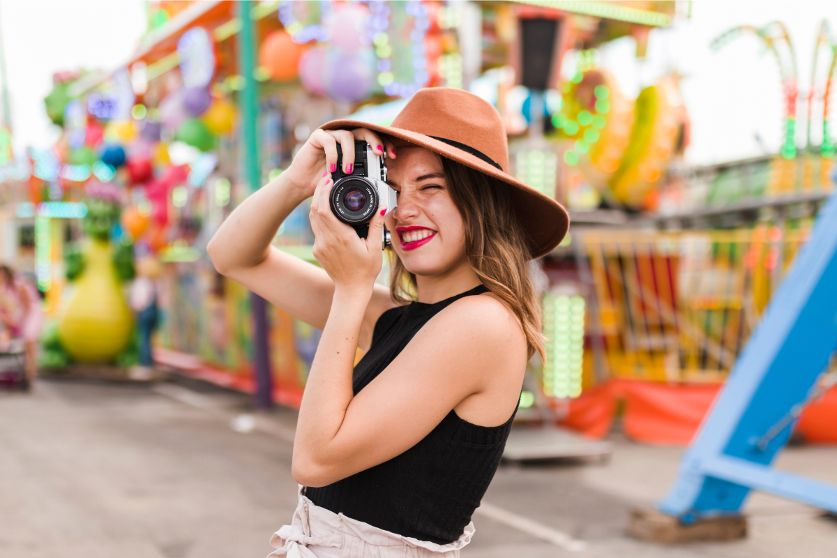 A tourist speaking Spanish while traveling in Latin America